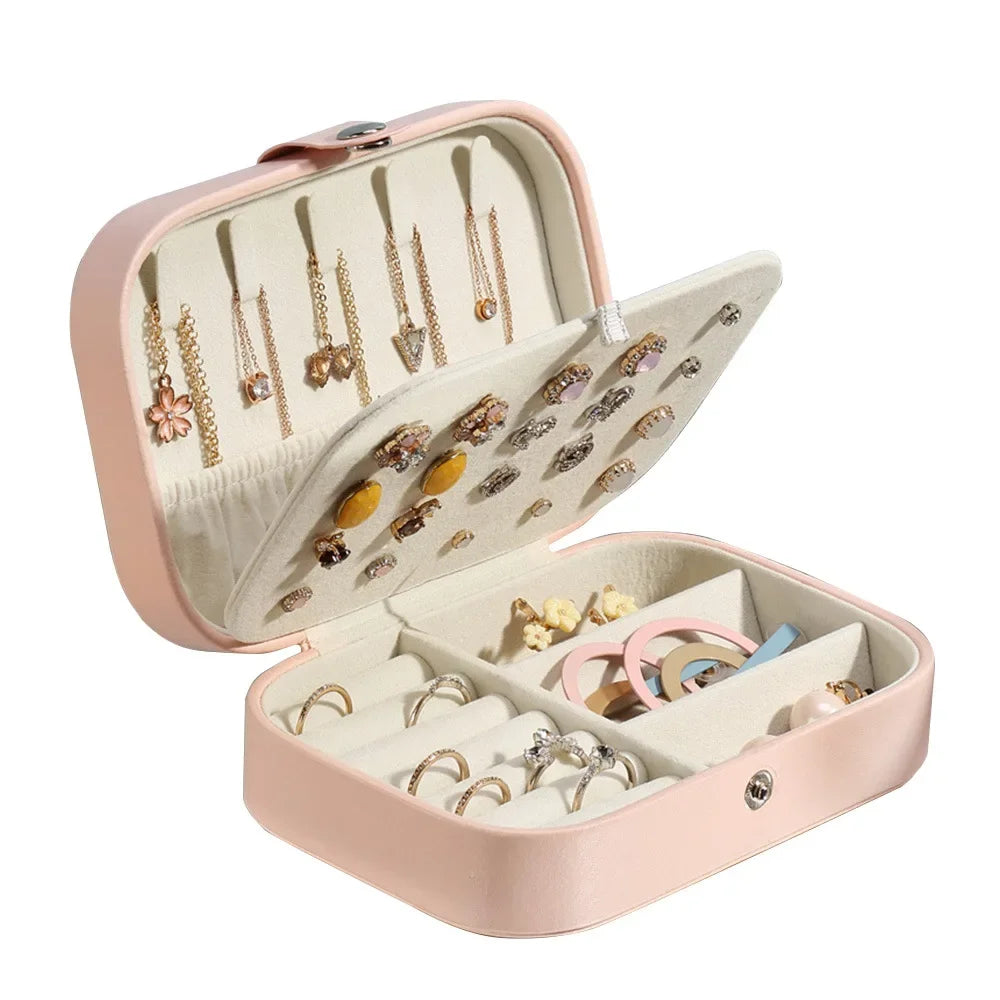 Jewelry box organizer for jewelry packaging, featuring compartments for earrings, rings, and accessories in a stylish design.